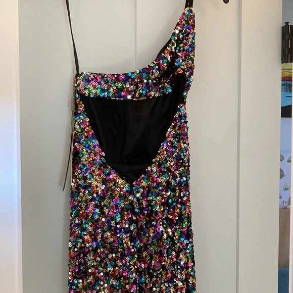 Black/multi color sequinned Prom gown. Amelia Couture. Size 6 - Picture 5 of 7